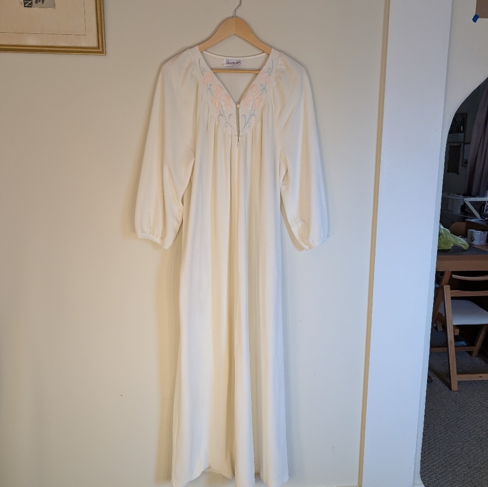 VTG Vanity Fair Velour Nightgown Large Cream Ivory Floral Embroidery